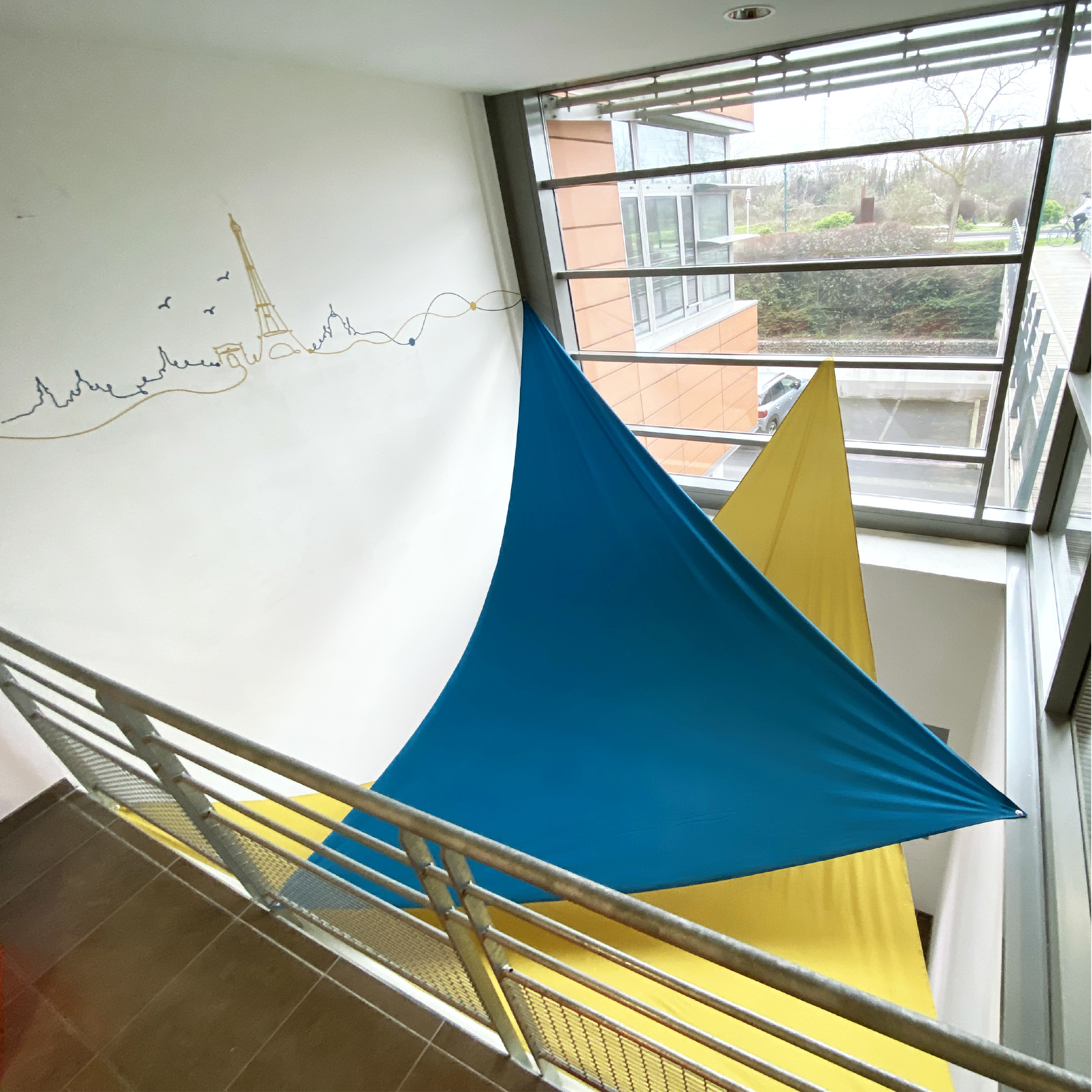 poser-avec-rigueur-suspension-textile